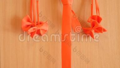 木制背带上的橙色领结